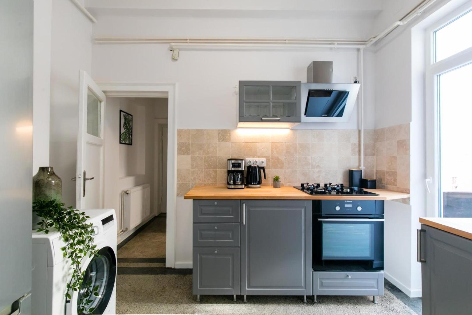Heart Of The City - Cozy Apartments In Prime Location Bucharest Room photo