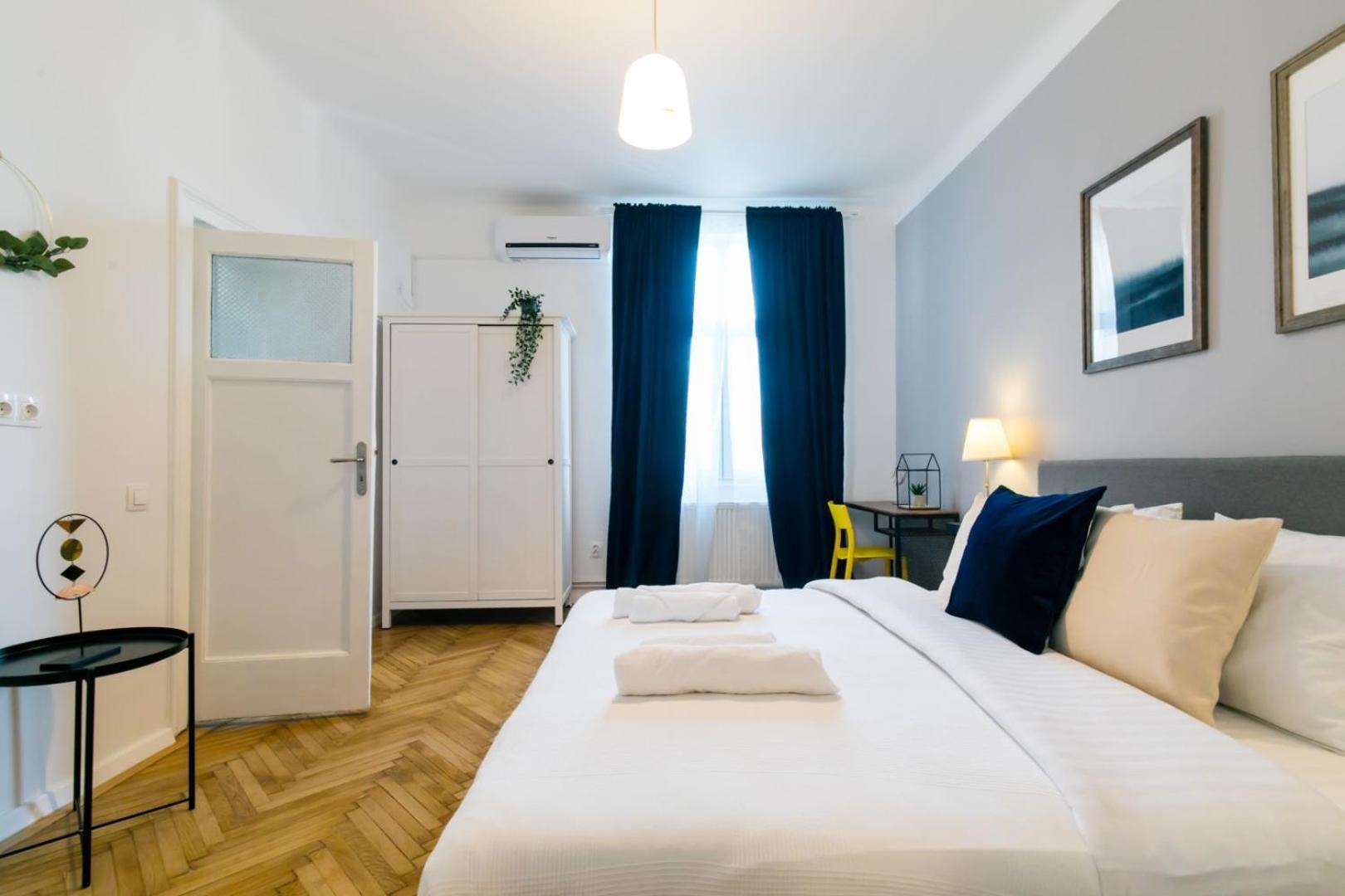 Heart Of The City - Cozy Apartments In Prime Location Bucharest Room photo