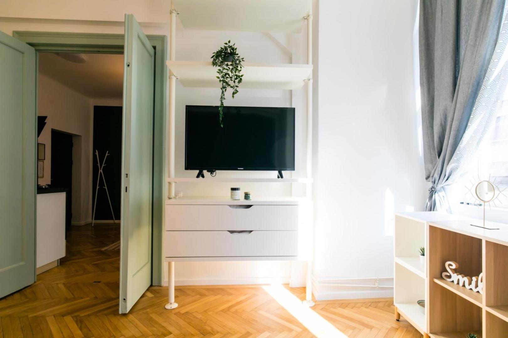 Heart Of The City - Cozy Apartments In Prime Location Bucharest Room photo