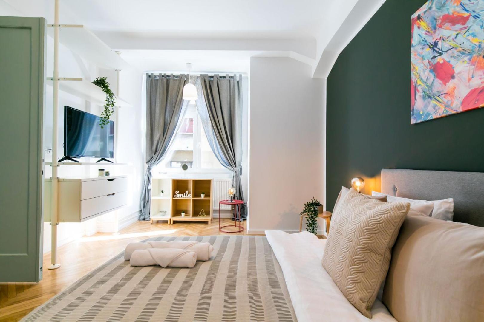 Heart Of The City - Cozy Apartments In Prime Location Bucharest Room photo